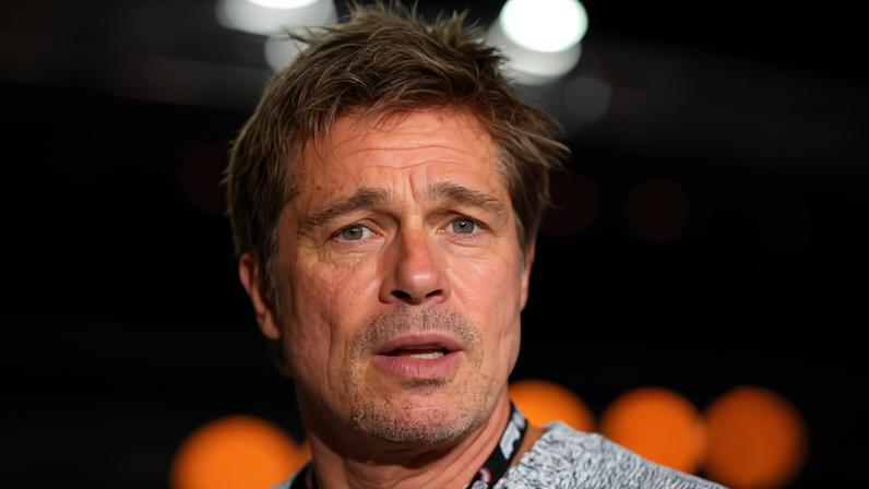 Brad Pitt e Angelina Jolie em aparição com o filho Knox