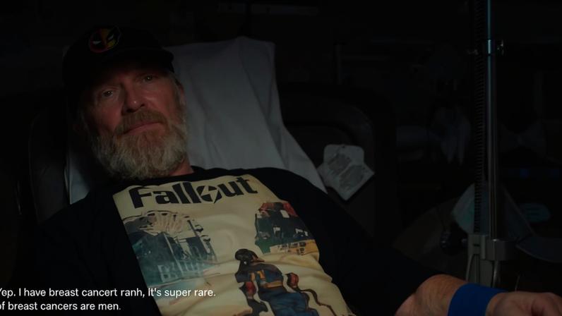 O ator Tyler Mane em 'X-Men - O Filme' e em seu tratamento contra o câncer de mama — Foto: divulgação e reprodução/Facebook