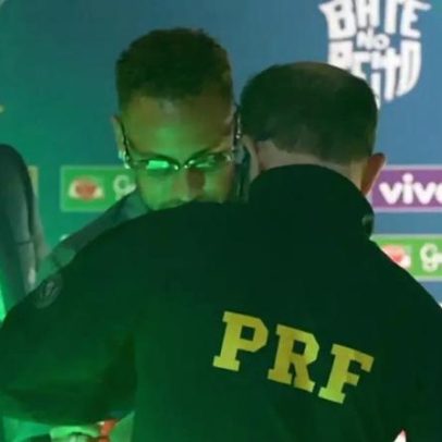 Agente da PRF pede autógrafo de Neymar durante embarque da seleção