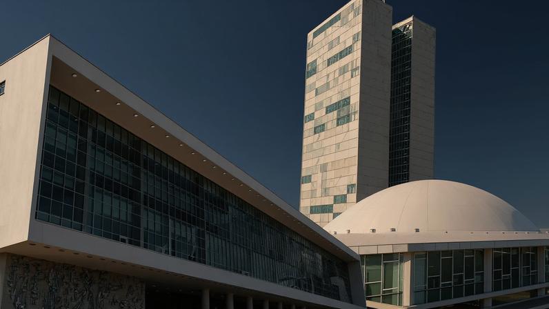 Montagem com o Palácio Iguaçu, sede do governo do Paraná, e o palácio do Congresso Nacional, em Brasília