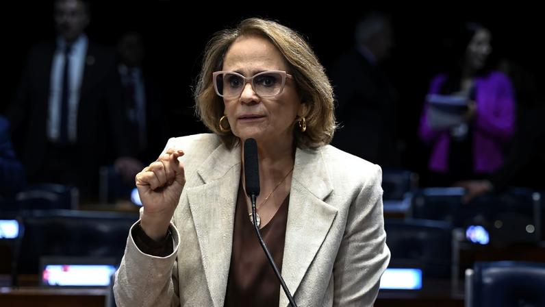 Damares ainda não decidiu se vai a evento de Flávio: “Orando”