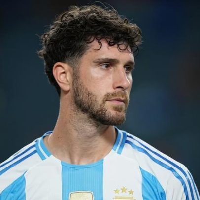 Senesi supera Giay e é convocado para a zaga da Argentina