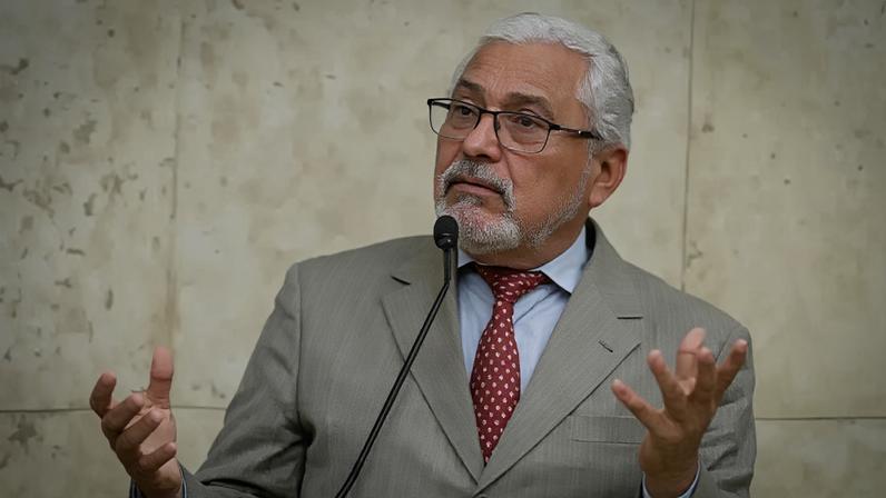 Vereador Senival Moura é suspeito de participar de um esquema de lavagem de dinheiro do PCC no transporte coletivo da capital paulista. (Foto: reprodução/Youtube Câmara Municipal de São Paulo)