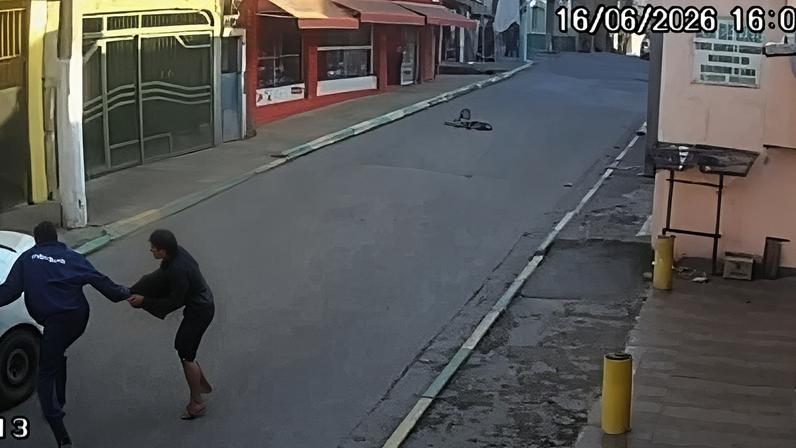 O caso aconteceu por volta das 16h, no bairro Jardim do Divino, próximo a Ferraz de Vasconcelos, na Zona Leste da capital paulista, enquanto crianças brincavam na rua