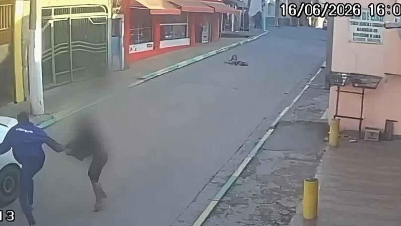 O caso aconteceu por volta das 16h, no bairro Jardim do Divino, próximo a Ferraz de Vasconcelos, na Zona Leste da capital paulista, enquanto crianças brincavam na rua
