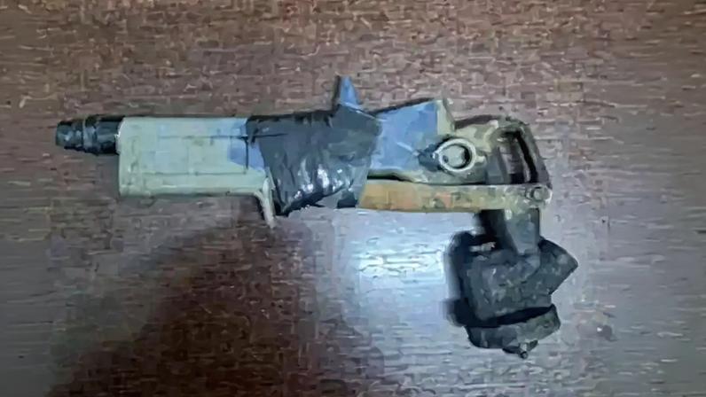 Arma falsa e facão foram encontrados em cativeiro onde motorista de aplicativo foi mantido por criminosos