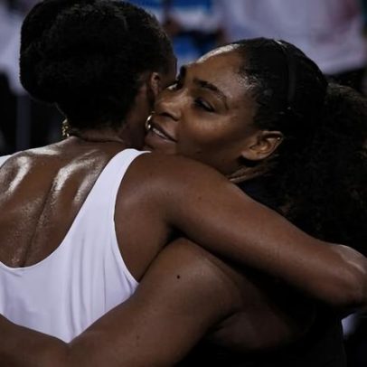 Serena e Venus Williams jogam juntas no Wimbledon 10 anos após último título