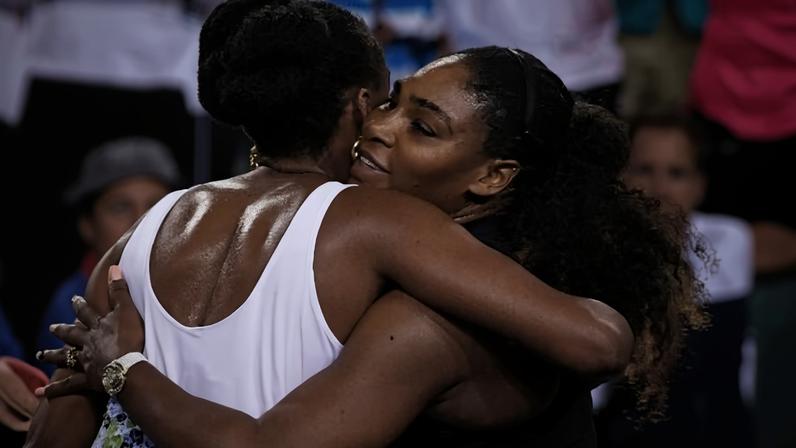Serena Williams e Venus Williams se abraçam após jogo em Indian Wells