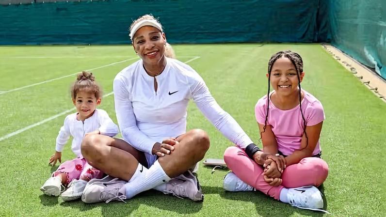 Serena Williams surge com as filhas durante treino após retorno às quadras: 'Coisa linda'