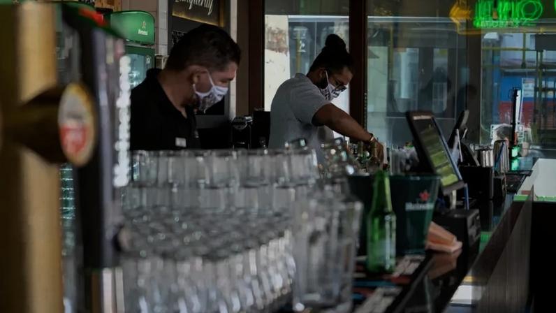 Funcionários de boteco na Vila Madalena. — Foto: Marcelo Brandt/G1