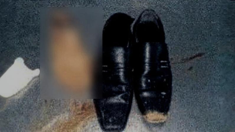 Pé ao lado de par de sapatos - Metrópoles