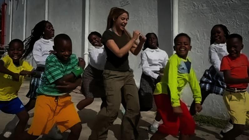 Shakira mostra ensaio para final da Copa do Mundo com grupo infantil de Uganda