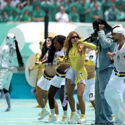 Show de Shakira na abertura da Copa alimenta teorias sobre sósia