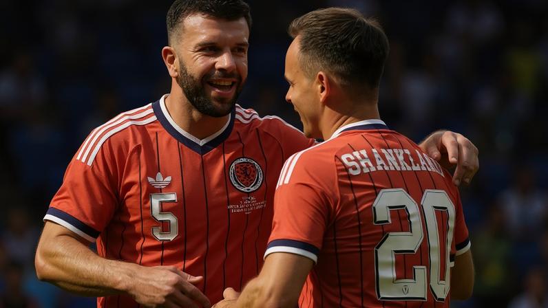 Shankland e Hanley celebram gol da Escócia contra a Bolívia