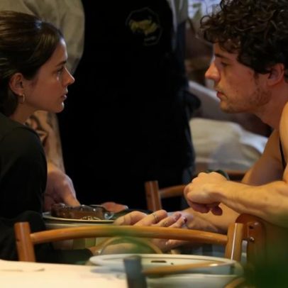 Bruna Marquezine e Shawn Mendes trocam beijos em restaurante no Rio