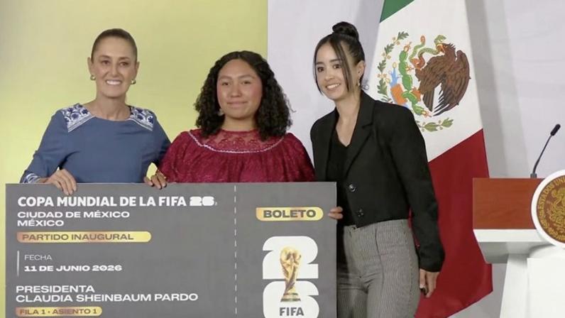 Articulista afirma que a Copa de 2026 teve uma abertura que variou do brega ao patético em cenografia, alegorias e adereços na parte artística; na imagem, a presidente do México, Claudia Sheinbaum entrega ingresso VIP para a abertura da Copa para cidadã do México