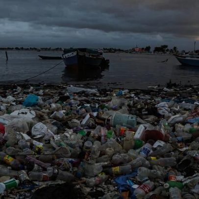 Embalagens plásticas de alimento cobrem as costas do mundo, aponta estudo