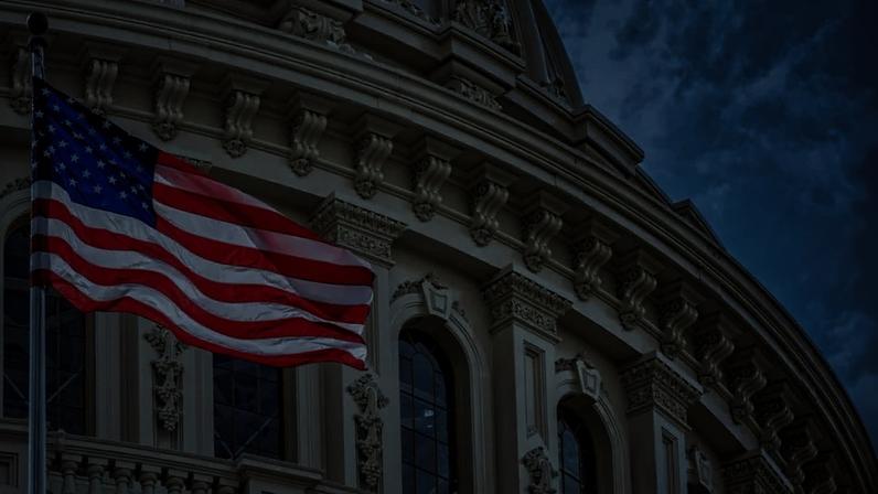 Prédio do Capitólio, o Congresso dos Estados Unidos, com bandeira
