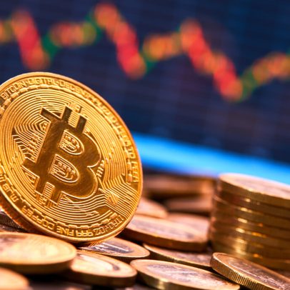 Bitcoin cai para US$ 62 mil, acompanhando recuo global das bolsas