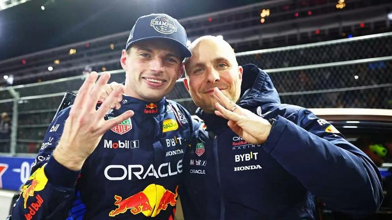 Max Verstappen e Gianpiero Lambiase na celebração de título mundial