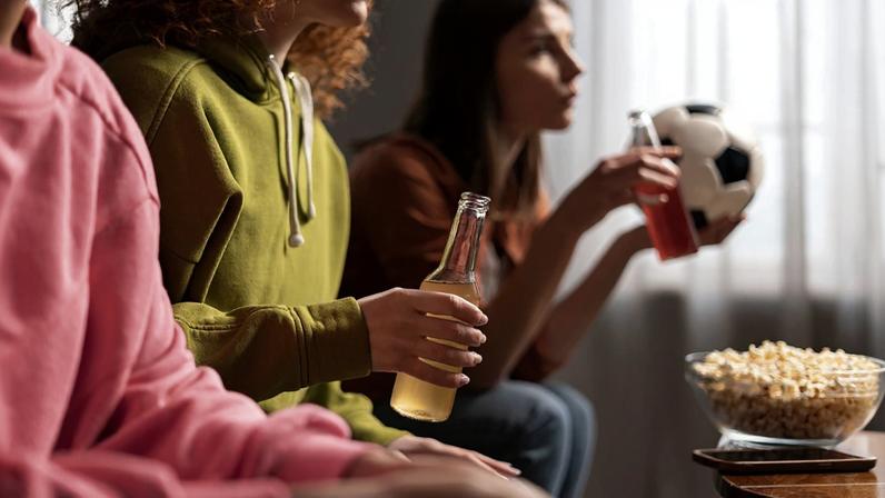 Pessoas assistindo futebol e bebendo- Metrópoles