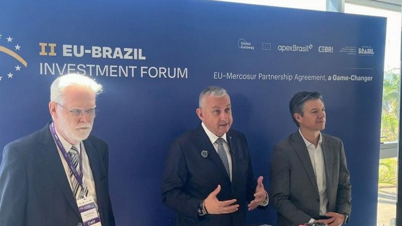 O Comissário de Parcerias Internacionais da UE (União Europeia), Jozef Síkela (centro), falou a jornalistas durante o Fórum de Investimentos Brasil-União Europeia, em Brasília