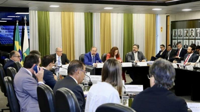 A medida atenderia a uma forte pressão de congressistas e associações do setor de biocombustíveis; na imagem, reunião do colegiado em outubro de 2025