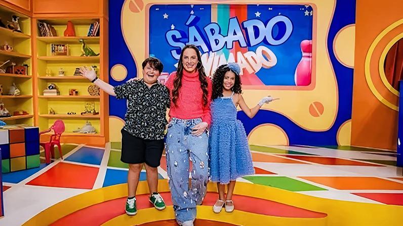 Silvia Abravanel com Wallentina Bomfim e Theo Radicchi no cenário do "Sábado Animado"