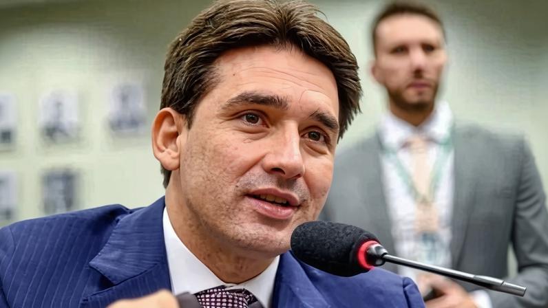 Ex-ministro Silvio Costa Filho assume liderança da Maioria na Câmara