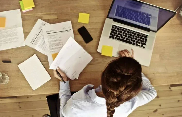 Especialistas defendem que decisões estratégicas, éticas e de liderança devem permanecer sob responsabilidade humana, mesmo com o avanço da inteligência artificial (Thinkstock)