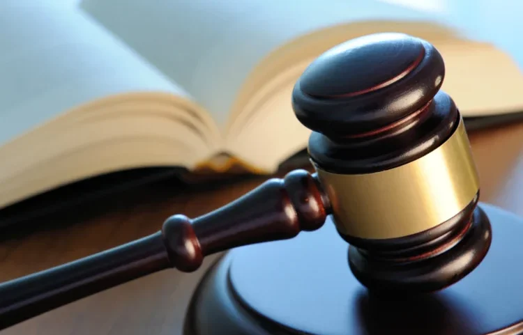 Ferramentas de IA jurídica conseguem revisar contratos em minutos e destacar riscos que exigiriam horas de análise manual. (DenisLarkin/Thinkstock)