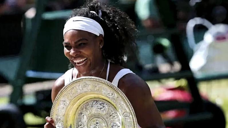 Serena Williams com o troféu de um de seus sete títulos de Wimbledon: aos 44 anos, o retorno após quatro de pausa vem em seus próprios termos e desafia as estatísticas do circuito. (REUTERS/Suzanne Plunkett)