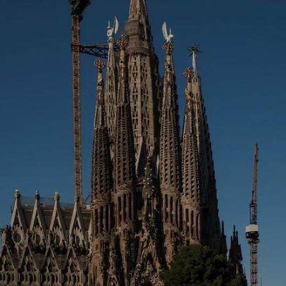 Sagrada Família inaugura torre principal 100 anos após morte de Gaudí