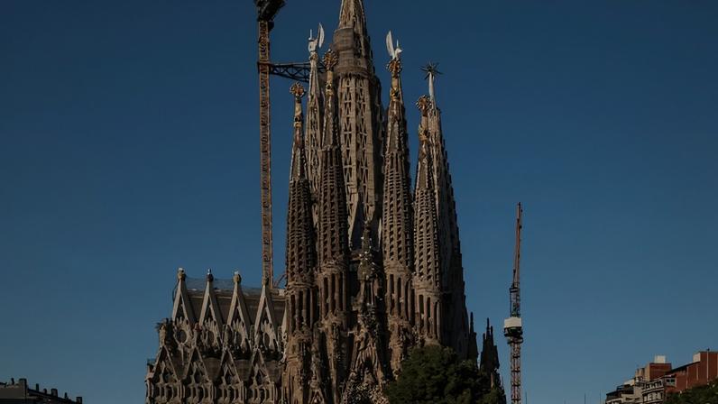 Com a conclusão da torre central, a Sagrada Família alcançou sua altura definitiva, coroando mais de 140 anos de construção contínua