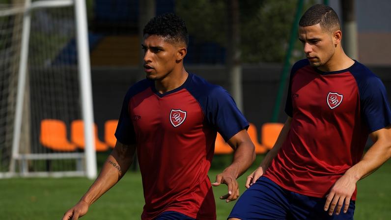 Éderson ao lado dos jogadores do DB. De fone branco, Maurício, atual jogador do Palmeiras, que fez a base no Dragão — Foto: Divulgação/Desportivo Brasil