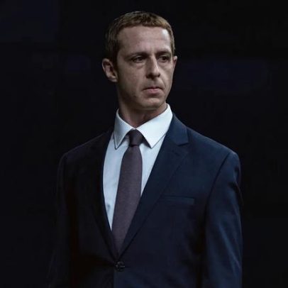Jeremy Strong critica arrogância de Zuckerberg em trailer de Social Reckoning