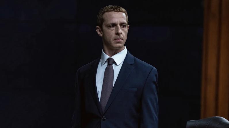 Jeremy Strong critica arrogância de Zuckerberg em trailer de Social Reckoning