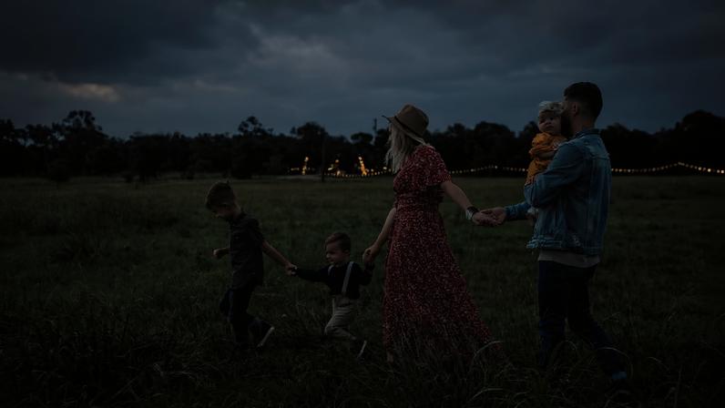 No ambiente familiar, o exemplo é o principal vetor dessa formação. Assim, as atitudes e os valores trazidos pelos pais são percebidos como modelo no desenvolvimento das habilidades socioemocionais. (Foto: Jessica Rockowitz /Unsplash )