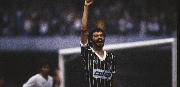 Sócrates comemorando gol pelo Corinthians