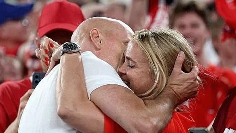 Solbakken comemora vitória da Noruega na Copa do Mundo de 2026 com a esposa Anikken