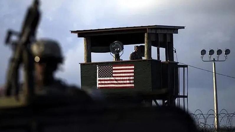 Soldado americano faz a segurança da base militar de Guantánamo, em Cuba
