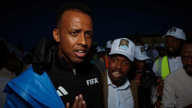 O árbitro somali Omar Abdulkadir Artan, no retorno a Mogadíscio nesta quarta-feira (10) (Foto: SAID YUSUF WARSAME/EFE/EPA)
