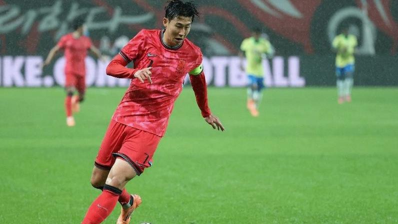 Son Heung Min corre com a bola durante o amistoso internacional entre Coreia do Sul e Brasil