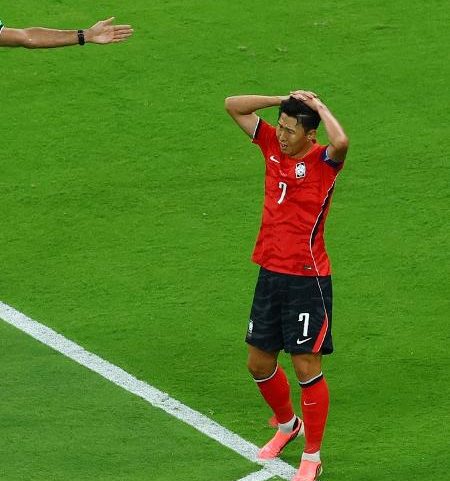 Son lamenta durante Coreia do Sul x Tchéquia na Copa do Mundo