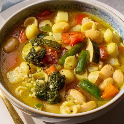 Sopa de feijão com pistou oferece sabor marcante em cada tigela