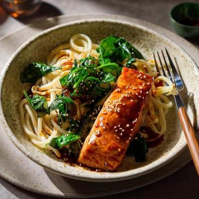 Salmão com glaze de soja e gengibre com macarrão udon
