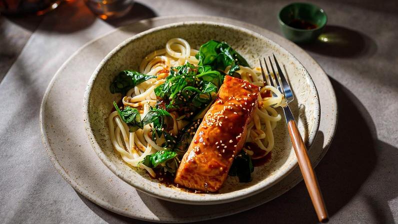 Salmão com glaze de soja e gengibre com macarrão udon