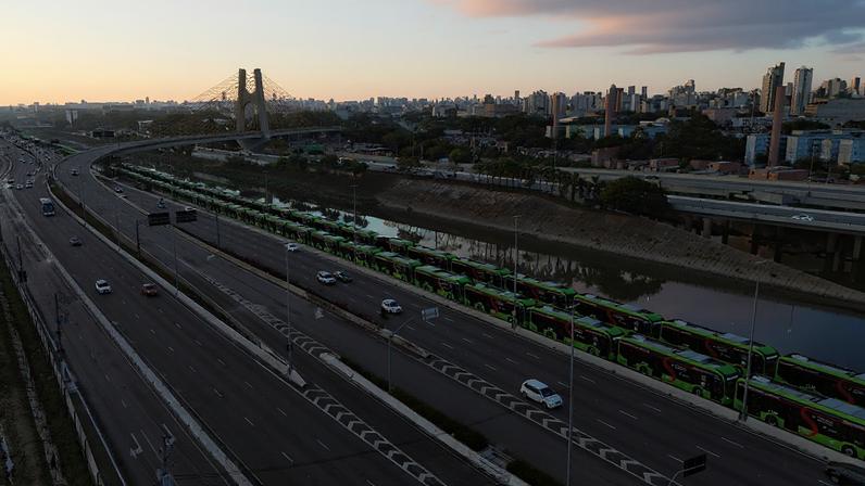 Fotografia colorida mostrando ônibus elétrico-Metrópoles