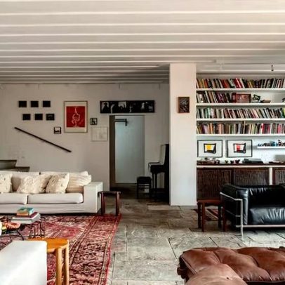 Casa dos anos 1960 amplia espaço e cria praça particular em São Paulo