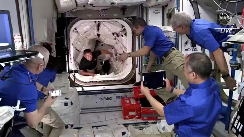 Astronautas da cápsula da SpaceX começam a entrar na Estação Espacial Internacional